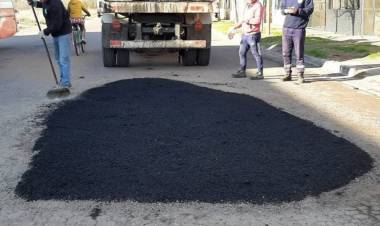Continúan los trabajos de bacheo del Municipio en distintos barrios de la ciudad