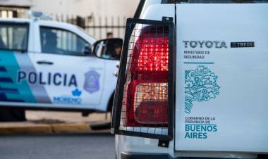 Un delincuente le arrebató la mochila a una mujer mientras caminaba por la vereda