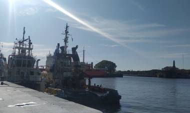 Se demora el ingreso de la Fragata Libertad al Puerto de Buenos Aires por un paro del Sindicato de remolcadores, familiares de todo el país quedan varados en la capital