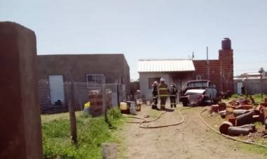 Bomberos Voluntarios acudieron al incendio de una vivienda en Barrio Laura