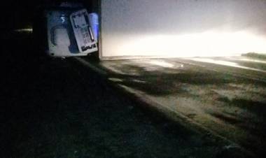 En la madrugada de este miércoles volcó un camión en ruta 3