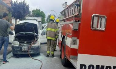 Bomberos Voluntarios acudieron al incendio de un vehículo
