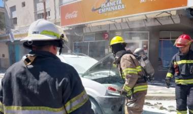 Bomberos acudieron al principio de incendio de un vehículo