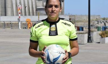 La árbitro puntaltense Leticia Giménez hizo su debut en la máxima categoría de la Liga del Sur