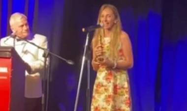 La locutora Paola Gómez recibió el Faro de Oro