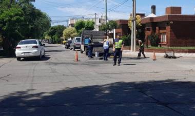 Una cooperativa de trabajo realiza el bacheo con presencia policial