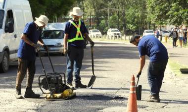 El Municipio de Coronel Rosales continúa con los trabajos de bacheos tercerizados en una cooperativa