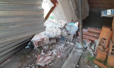 Una mujer perdió el control del vehículo y destruyó el frente de una vivienda