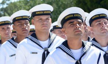 Se realizó la entrega de uniformes y jura de fidelidad a la Bandera en la Escuela de Suboficiales de la Armada