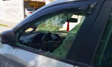 Una persona destrozó un vehículo a golpes de martillo en el centro de la ciudad