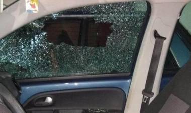 Circulaba por Avenida Jujuy y sufrió la rotura de cristales de su vehículo tras un ataque a piedrazos