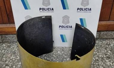 Detuvieron a un menor por dañar un semáforo al que se había trepado para festejar