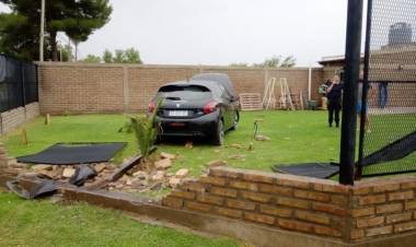 Un auto chocó contra el frente de una casa, al mando iba un joven de 17 años