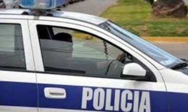 Accidente de tránsito entre un auto y una moto en Luiggi y Roca