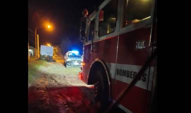 Bomberos Voluntarios acudieron al incendio intencional de una vivienda