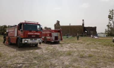 Bomberos Voluntarios acudieron al incendio de la antigua estación de trenes en Bajo Hondo 