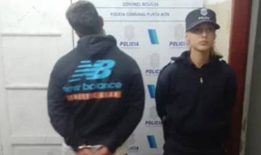 Detuvieron a un hombre que golpeó a dos jóvenes para robarles una mochila y un celular