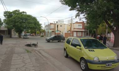Accidente de tránsito entre un auto y una moto en Espora y Alberdi