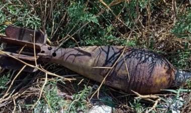 Hallaron un artefacto explosivo en un descampado de Villa Arias