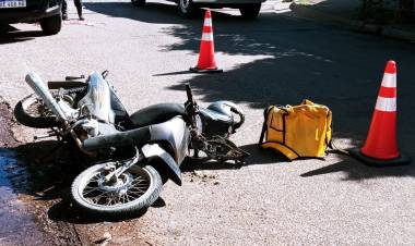 Accidente de tránsito entre un auto y una moto en Paso y Pellegrini