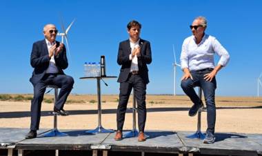El Gobernador Axel Kicillof visitó un parque eólico en Coronel Rosales