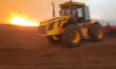 Bomberos de 4 localidades y personal militar de Puerto Belgrano combaten un incendio forestal en cercanías a Pehuen Co