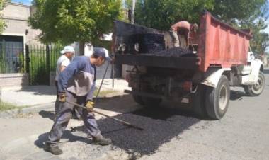 Continúan los trabajos de bacheo del Municipio en calles de distintos barrios de la ciudad