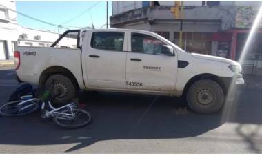 Accidente de tránsito entre una camioneta y una bicicleta dejó una persona herida