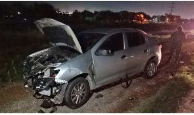Un auto esquivó un perro, se cruzó de carril y chocó con una ambulancia