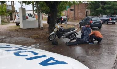 Una mujer se cayó de su moto y debió ser trasladada a un hospital