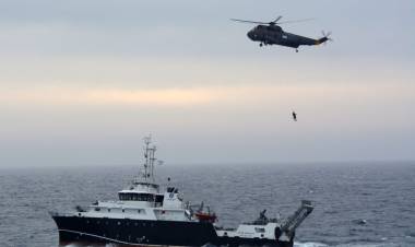 El “Almirante Irízar” brindó asistencia médica en el mar al buque de investigación “Víctor Angelescu”