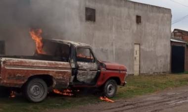Bomberos Voluntarios acudieron al incendio de una camioneta