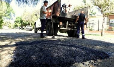 El Municipio de Coronel Rosales continúa los trabajos de bacheo en calles de distintos barrios