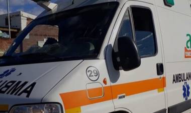 Accidente de tránsito entre un auto y una bicicleta 