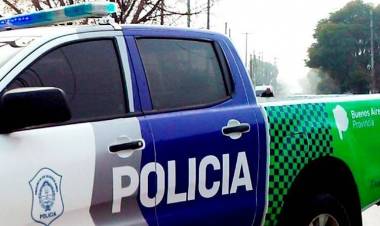 Accidente vehicular entre un auto y una moto en Avellaneda y Pellegrini