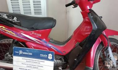 Un delincuente menor de edad fue detenido cuando intentaba robar una moto