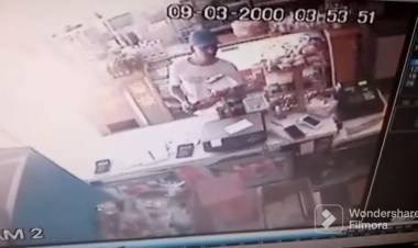 Un delincuente fue captado por las cámaras cuando robó un celular de un local comercial