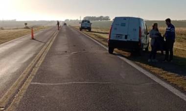 Una mujer la encandiló el sol y volcó con su camioneta cerca del puente naranja en ruta 3