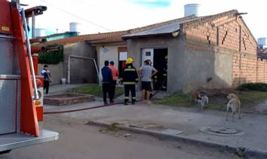 Bomberos Voluntarios acudieron al incendio de una vivienda en el Barrio Centenario