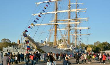 La Fragata Libertad recibe visitas gratuitas de la comunidad en Puerto Belgrano