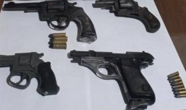 Detuvieron en un control a tres hombres que iban con armas de fuego en un auto