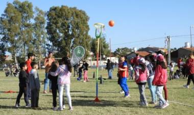 Con una gran concurrencia, volvió la Kermesse de Rosales Municipio en Barrio Centenario 