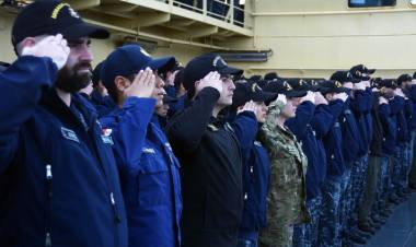 El “Almirante Irízar” rindió honores a los tripulantes del ARA “San Juan”