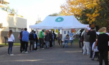 El Municipio de Coronel Rosales aplicó más de 700 vacunas antigripales en la plazoleta del Hospital Municipal 