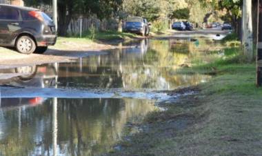 Por gestiones y reclamos del Municipio ABSA reparó caño de agua en calle González Fernández 