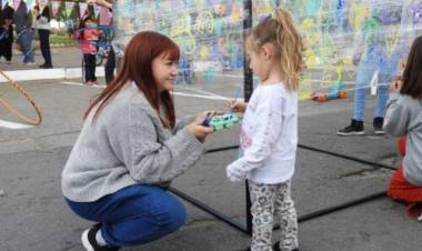 Gran asistencia de público durante los festejos del Municipio por la autonomía en Plaza Belgrano