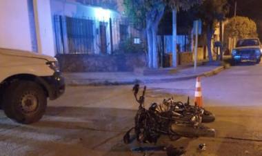 Accidente de tránsito entre una moto y una camioneta