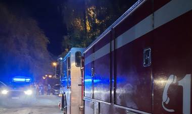Bomberos acudieron al incendio de una vivienda y asistieron a dos personas