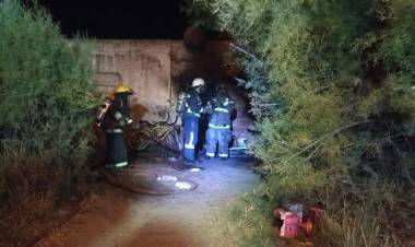 Una casa sufrió importantes daños tras un incendio en Villa Arias