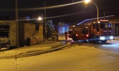 Bomberos Voluntarios acudieron nuevamente al incendio de la casa de Roca y Patagones